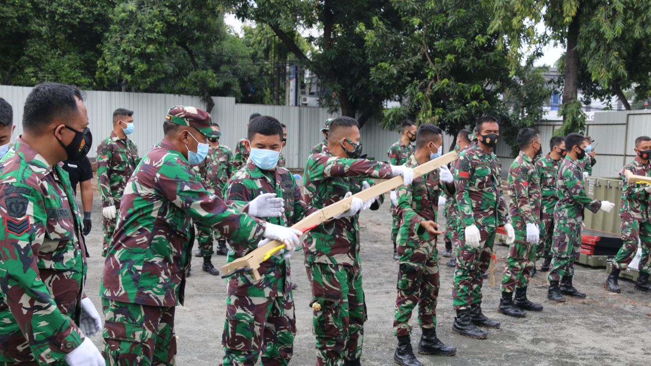 Pemasangan Tenda Rumah Sakit Lapangan di RSPAD Gatot Soebroto