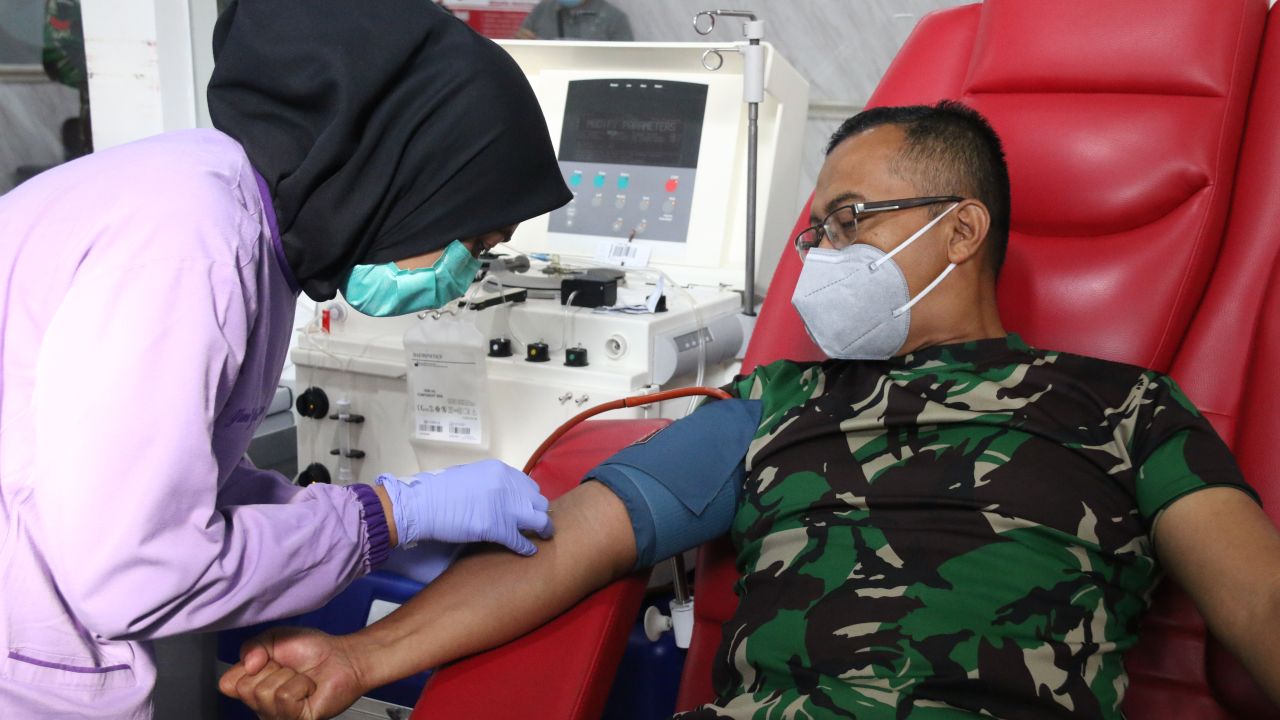 Personel Kodiklatad Jalani Donor Plasma Konvalesen  di RSPAD Gatot Soebroto